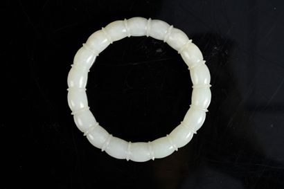 CHINE, XIXe siècle Elegant bracelet in carved white jade, set in silver 800e chased...