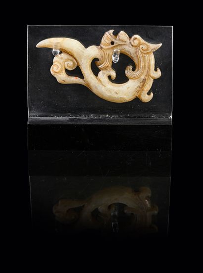 CHINE, Période des Royaumes Combattants Element in beige jade taking the form of...