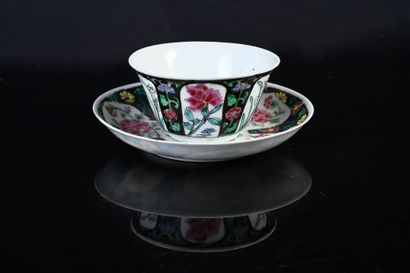 CHINE, XVIIIe siècle Coupe et soucoupe en porcelaine
A décor floral en émaux famille...