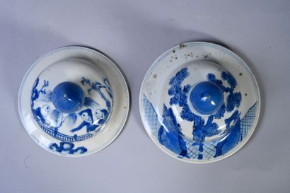 CHINE, XIXe siècle Two lids of porcelain pots with blue and white decoration