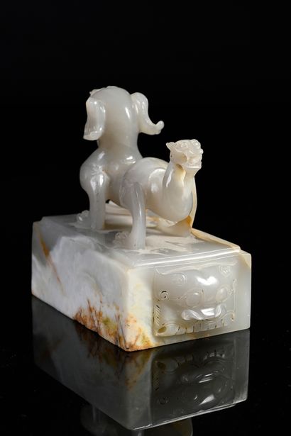 CHINE, XXe Sceau en agate sculptée
De forme quadrangulaire, la matrice à deux caractères,...