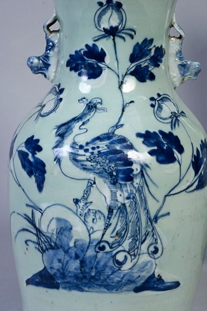 CHINE, fin XIXe et XXe siècle Ensemble de deux vases en porcelaine
L'un à décor en...