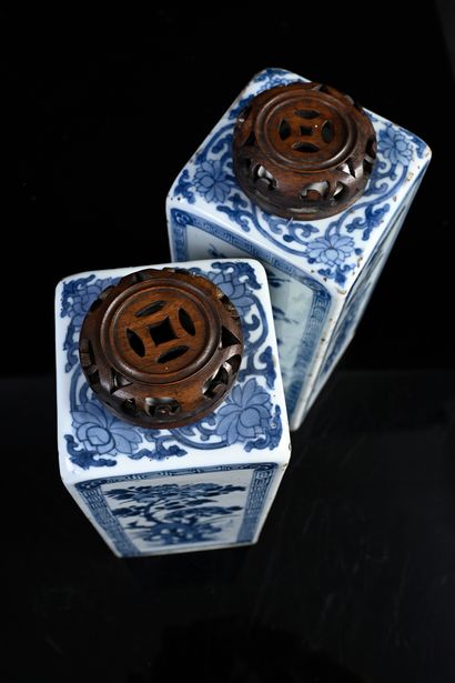 CHINE, XVIIIe siècle* Paire de vases en porcelaine
A pans carrés, les faces ornées...