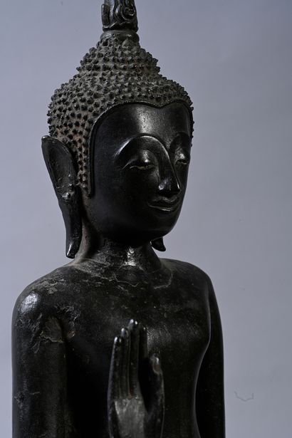 THAILANDE, XVIIe siècle Rare bronze statue with brown patina representing the Buddha...