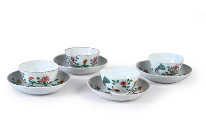 CHINE, XIXe siècle Ensemble de quatre coupes à sorbets et soucoupes en porcelaine...