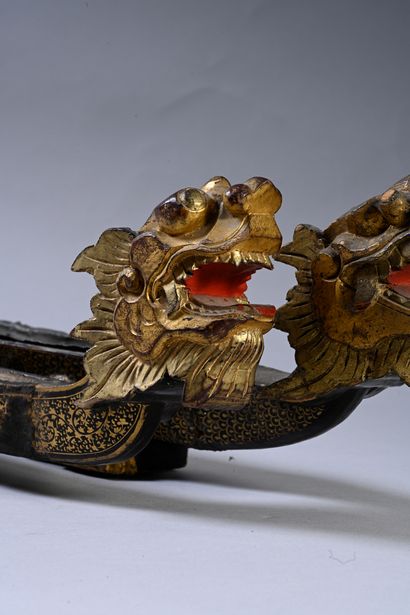 CHINE, Canton XIXe siècle Paire d'horloges à encens en bois sculpté laqué noir et...