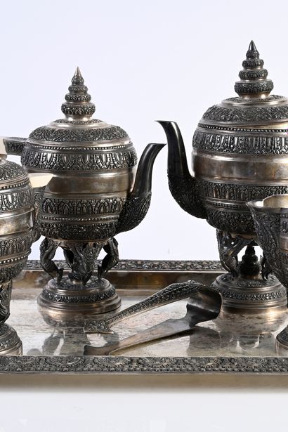 THAILANDE, XXe siècle Service à thé en argent 800e ciselé à décor de rinceaux comprenant...
