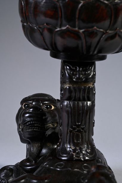CHINE, Milieu de la dynastie Qing Interesting carved wooden candle holder
Taking...