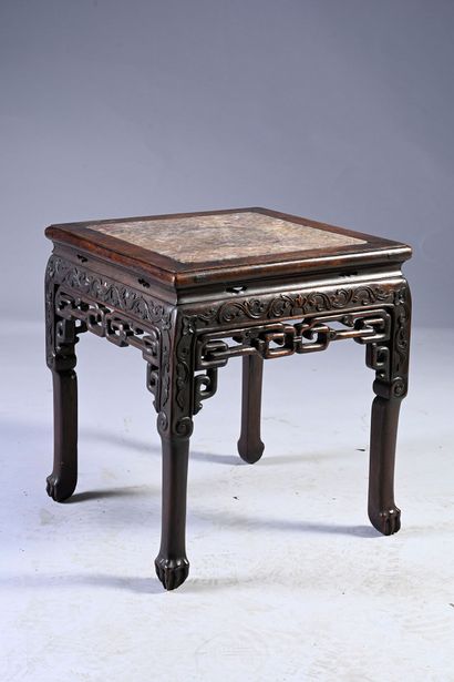 CHINE, XIXe siècle A wooden saddle table with a marble plaque on the top 
47,5 x...
