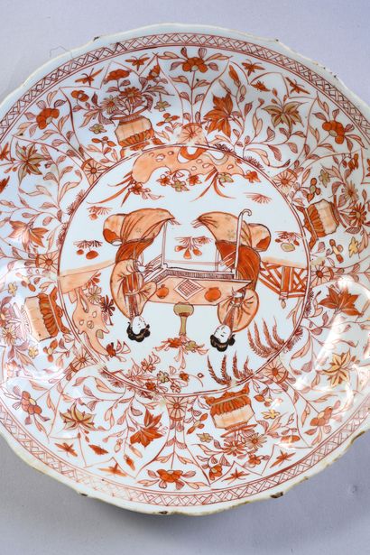 CHINE, XVIIIe siècle Paire d'assiettes en porcelaine à décor en rouge de fer et rehauts...