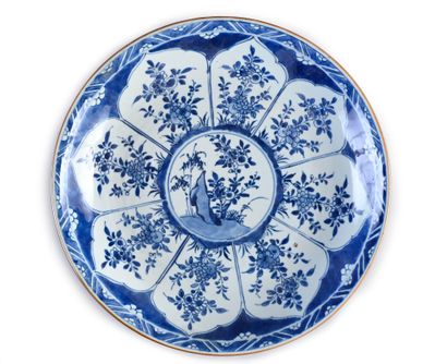CHINE, XVIIIe siècle Plat en porcelaine à décor bleu et blanc de cartouches prenant...