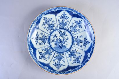 CHINE, XVIIIe siècle Porcelain dish with blue and white decoration of cartridges...