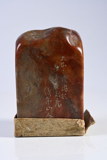 CHINE, XXe siècle Steatite seal with rust tone and archaic inscriptions
8 x 6 x 5...