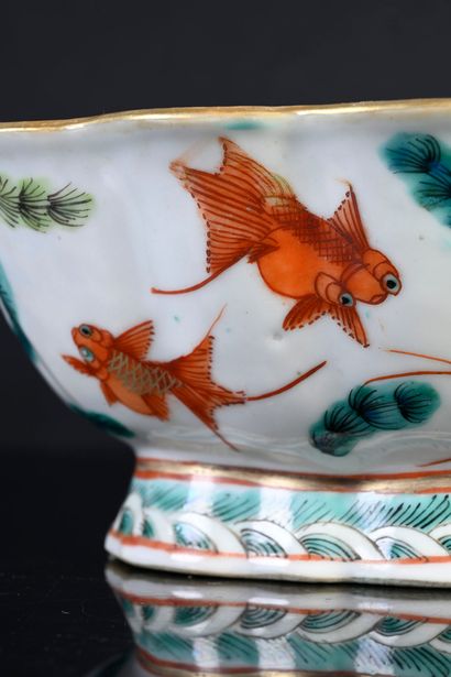 CHINE, XIXe siècle Ensemble de porcelaines comprenant deux bols et une coupelle à...