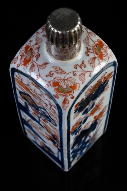 CHINE, XVIIIe siècle* Vase bouteille en porcelaine
A pans carrés, présentant sur...