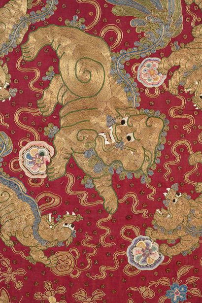 CHINE, XIXe siècle Elegant silk panel embroidered with gold threads on a red background...