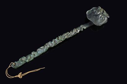 CHINE, XIXe siècle Spinach jade ruyi sceptre
Carved in relief in the naturalist taste,...