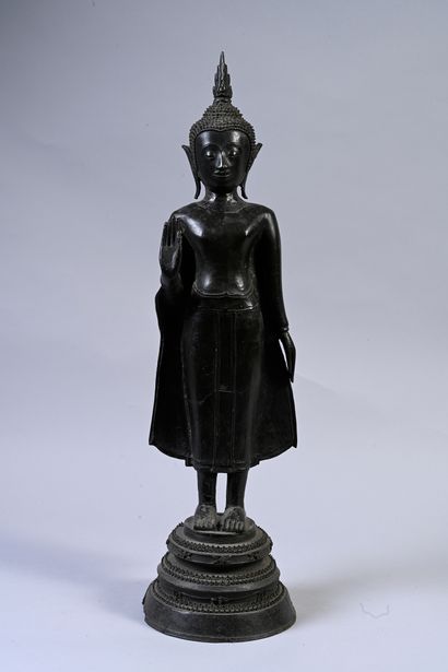 THAILANDE, XVIIe siècle Rare statue en bronze à patine brune représentant le Bouddha...