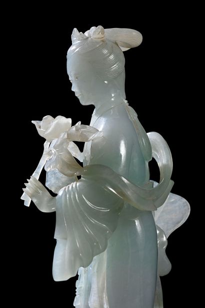 CHINE, XXe siècle Statuette en jadeite
Figurant une élégante debout, tenant d'une...