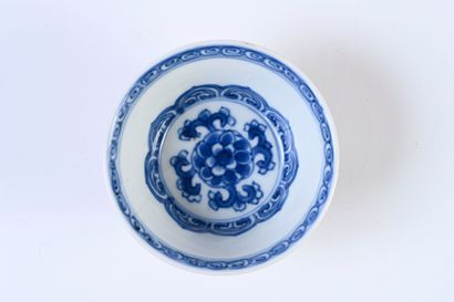 CHINE, Epoque Kangxi, XVIIIe siècle* Small porcelain bowl
Mounted on a foot, with...