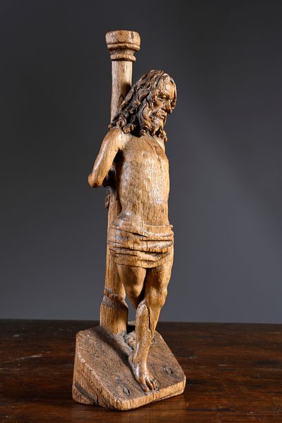 null Christ à la colonne en chêne sculpté, élément de retable. Debout, la jambe droite...