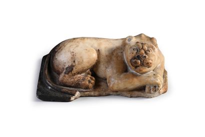 null Chien couché en marbre sculpté en ronde-bosse.
XVe/ XVIe siècle
L. : 16 cm -...