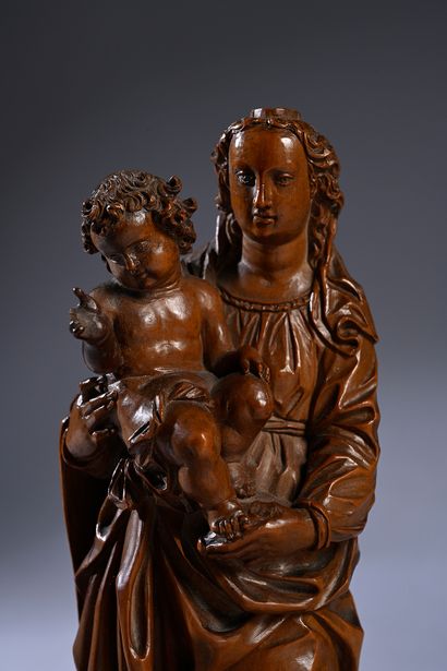 null Vierge à l'Enfant en buis sculpté en ronde-bosse. Debout, tenant l'Enfant sur...