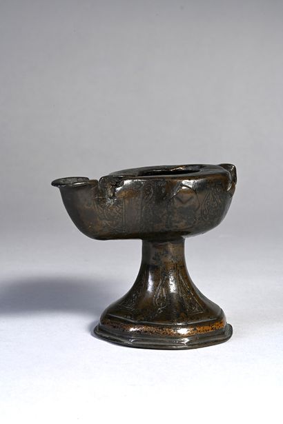 null Small oil lamp in engraved bronze with traces of niello.
Iran, Geber community,...