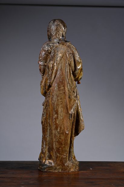 null Sainte Femme en chêne sculpté en ronde-bosse polychromé et doré. Debout, le...