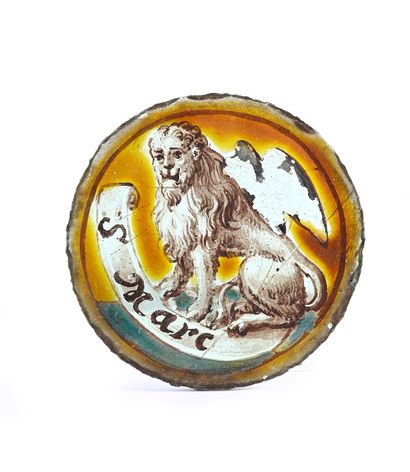 null Rondel en verre à décor en jaune d'argent d'un lion ailé et inscription S Marc.
XVIIe...