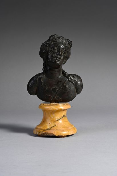 null Bust of a maenad wearing a plant crown. Bronze. Brown oxidation.
Roman art....
