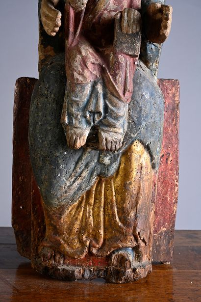 null Vierge à l’Enfant en bois sculpté et polychromé. Assise sur un banc, Marie présente...