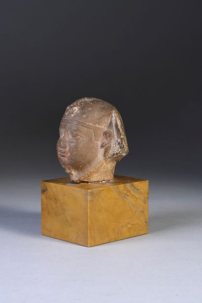 null Head of a man wearing a tripartite wig and a uraeus. He wears the beard. Beige...