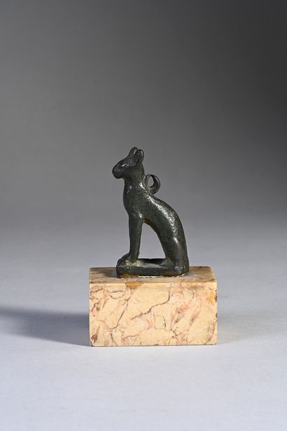 null Large amulet-pendant representing, on a rectangular base, the goddess Bastet...