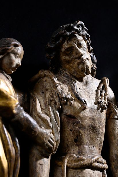 null Christ descendu de la croix par les anges en bois sculpté polychromé et doré....