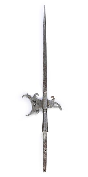 null Pique de hallebarde en fer forgé et gravé.
Allemagne, XVIIe siècle
H. : 75 cm
(petites...