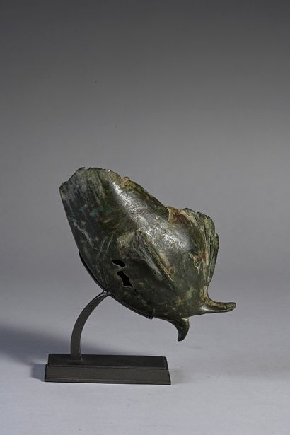 null Fragmentary statuette representing the front part of a stylized dolphin. It...