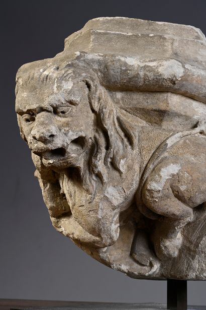 null Culot en pierre calcaire sculptée à décor d'un lion porte écu.
Fin du XVe siècle
H. :...