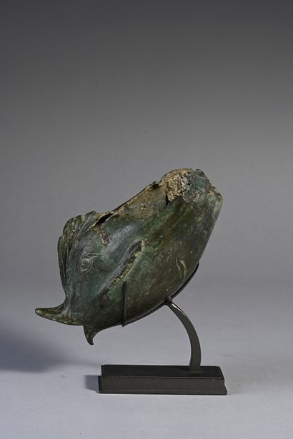 null Fragmentary statuette representing the front part of a stylized dolphin. It...