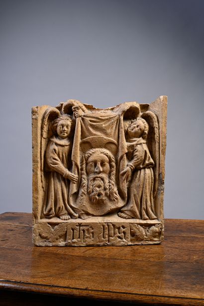 null Voile de Véronique, bas-relief en terre cuite représentant le saint voile présenté...