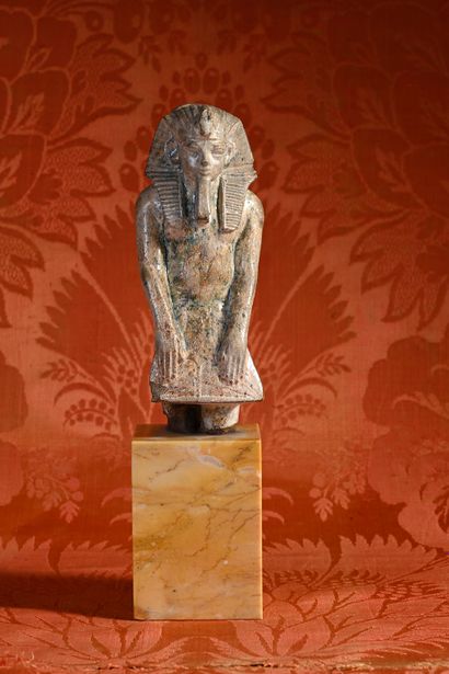null Statuette au nom d'Aménophis III en stéatite glaçurée verte.
H. 12.7 cm.
Antiquité...