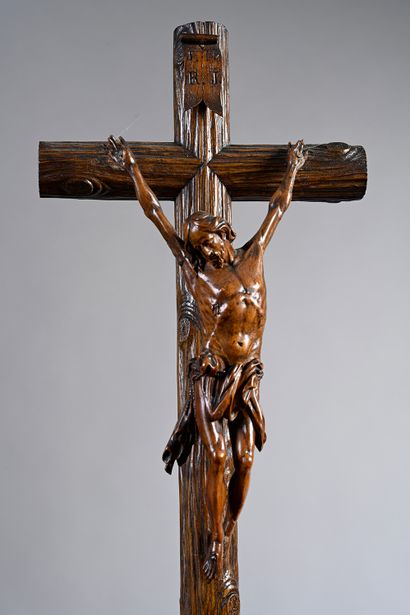 null Calvaire en buis et chêne. Sur une croix écotée, le Christ mort est suspendu,...