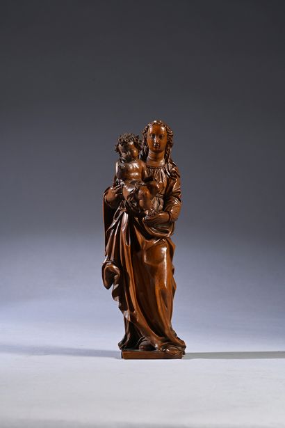 null Vierge à l'Enfant en buis sculpté en ronde-bosse. Debout, tenant l'Enfant sur...