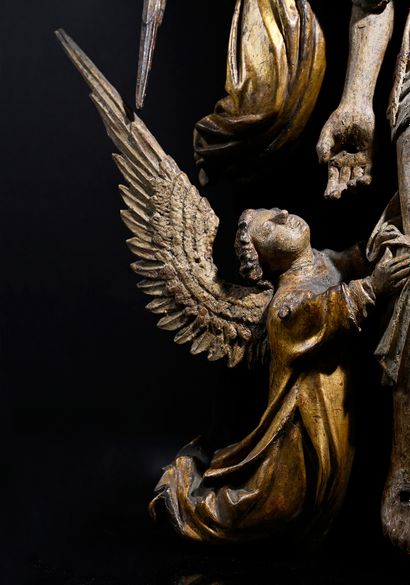 null Christ descendu de la croix par les anges en bois sculpté polychromé et doré....