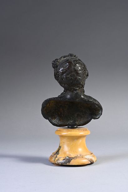 null Bust of a maenad wearing a plant crown. Bronze. Brown oxidation.
Roman art....
