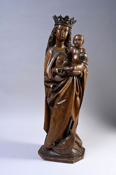 null Vierge à l'Enfant en bois sculpté, dos évidé et refermé. Debout, tenant l'Enfant...