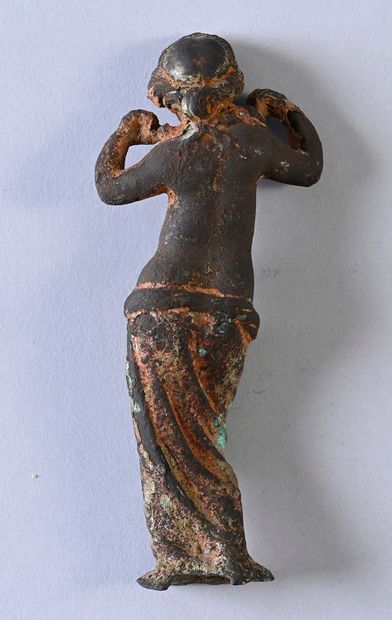 null Statuette representing the goddess Venus anadyomene standing bare-chested, arms...