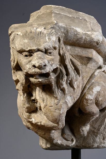 null Culot en pierre calcaire sculptée à décor d'un lion porte écu.
Fin du XVe siècle
H. :...