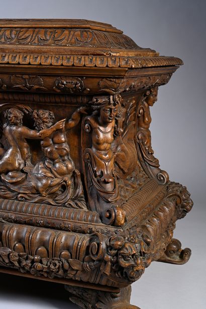 null Coffre en noyer de forme tombeau richement sculpté de néréides et de dieux marins.
Italie,...