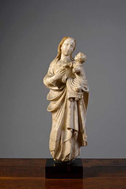 Vierge à l'Enfant en albâtre sculpté en ronde-bosse...